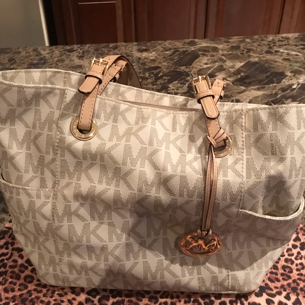 Michael Kors EW Medium Signature Tote Jet Set Item